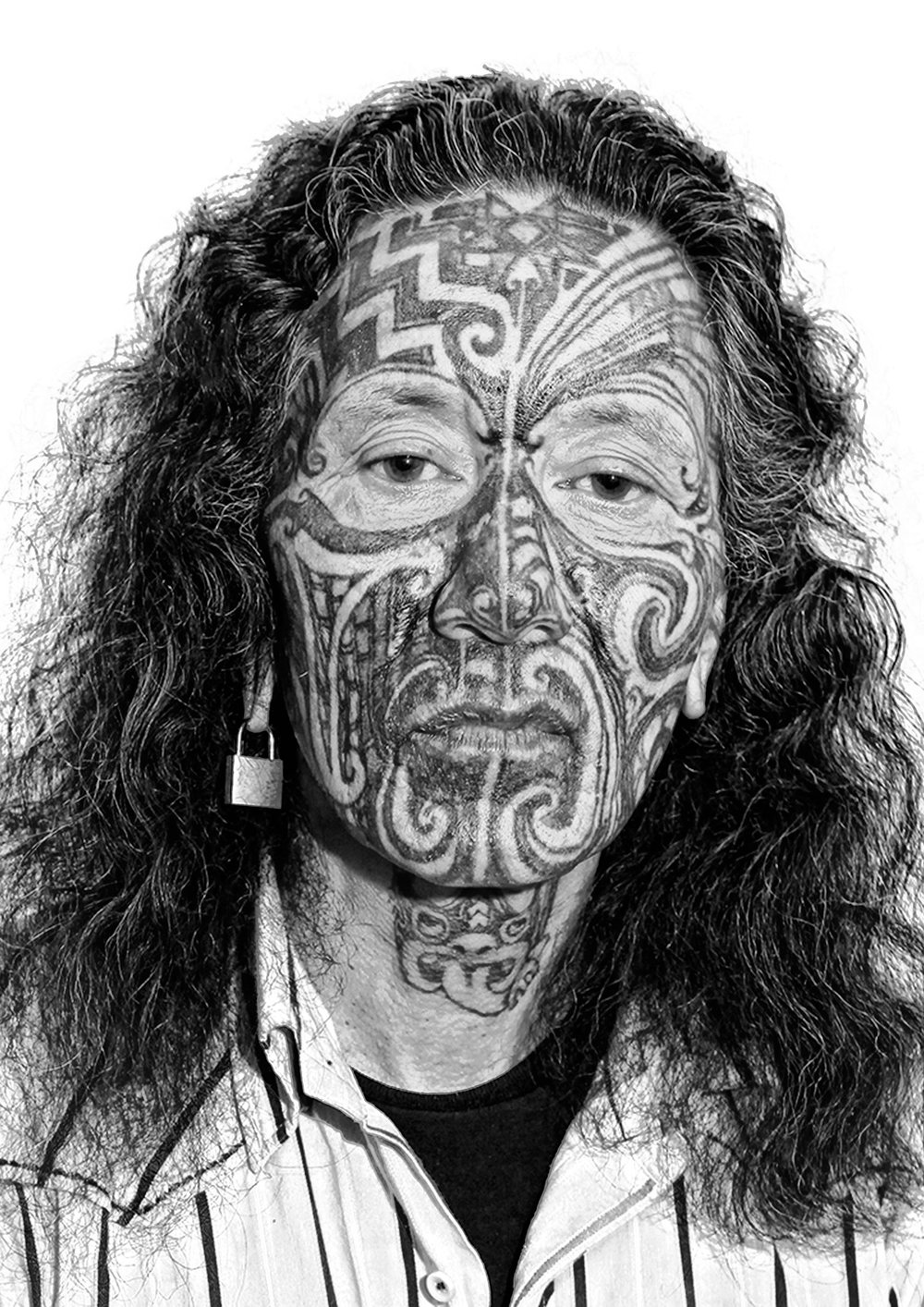nell'immagine è rappresentato un uomo con tatuaggi maori tribali in viso