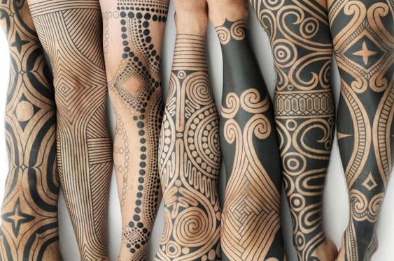 nell'immagine sono rappresentate delle gambe con tatuaggi maori tribali